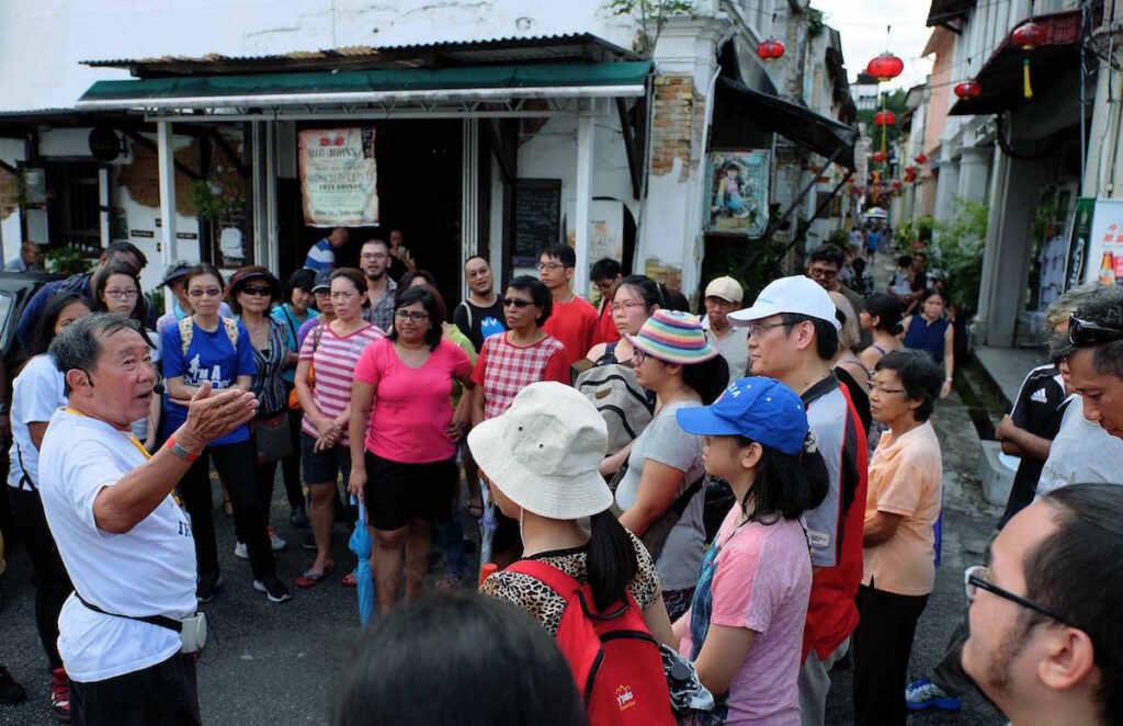 2015-11-01 Patrick Teoh (left) briefing participants during his historicl-fiction trail in Ipoh. - Pic by Wong Tuck Keong.