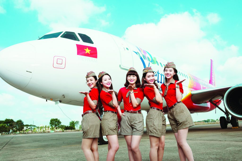 vietjets-cabin-crew-in-front-of-the-vietnamese-tourism-branded-aircraft